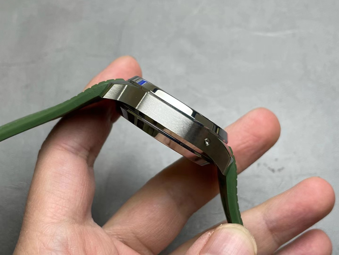 Patek Philippe Aquanaut Series 5968G-010, Khaki Green Dial, 42.2mm size.