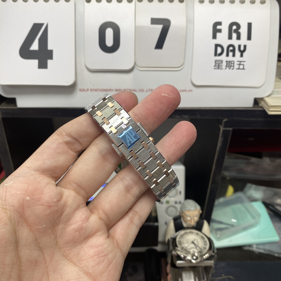 Audemars Piguet Royal Oak Offshore Series 67651SR.ZZ.1261SR.01, Rose Gold White Dial Steel Bracelet, 33mm size.