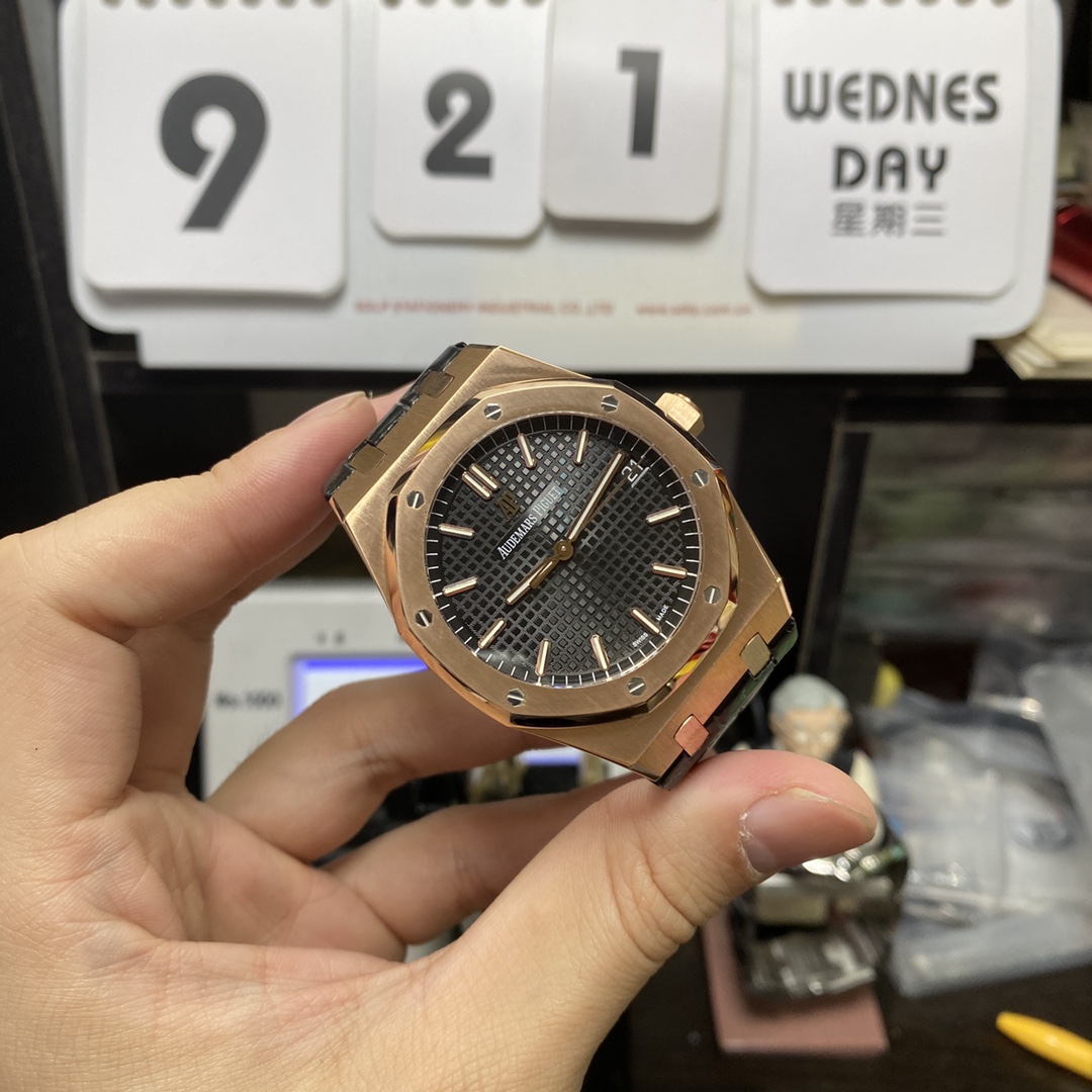 Audemars Piguet Royal Oak Offshore Series 15500OR.OO.D002CR.01, Rose Gold Case Black Dial Leather Strap, 41mm Size.