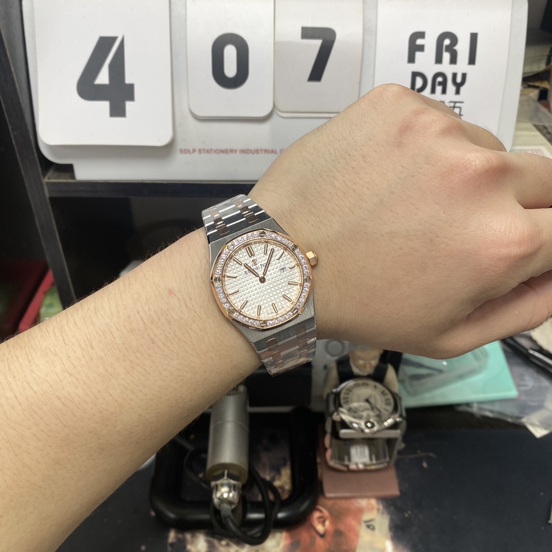 Audemars Piguet Royal Oak Offshore Series 67651SR.ZZ.1261SR.01, Rose Gold White Dial Steel Bracelet, 33mm size.