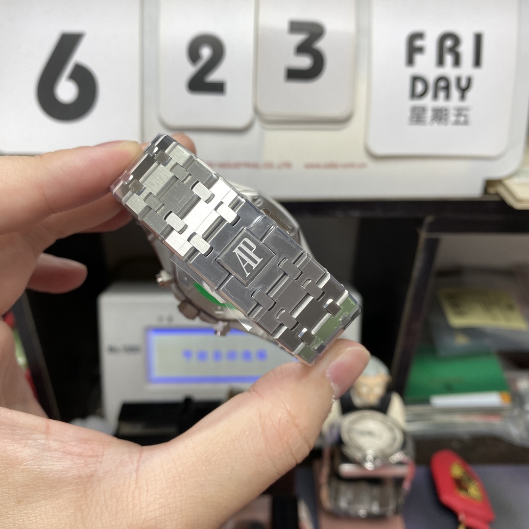 Audemars Piguet Royal Oak Series 26331, Stainless Steel Case, White Dial, Steel Bracelet, 41mm Size.