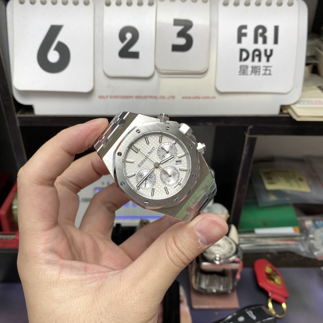 Audemars Piguet Royal Oak Series 26331, Stainless Steel Case, White Dial, Steel Bracelet, 41mm Size.