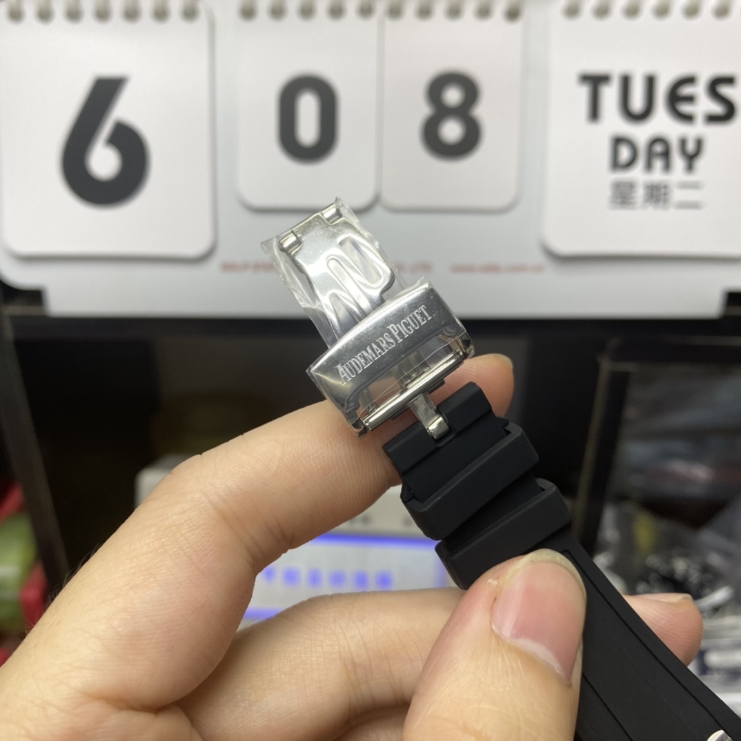 Audemars Piguet Royal Oak Offshore Series 26231ST.ZZ.D010CA.01, Silver Panda Dial, 37mm Size.