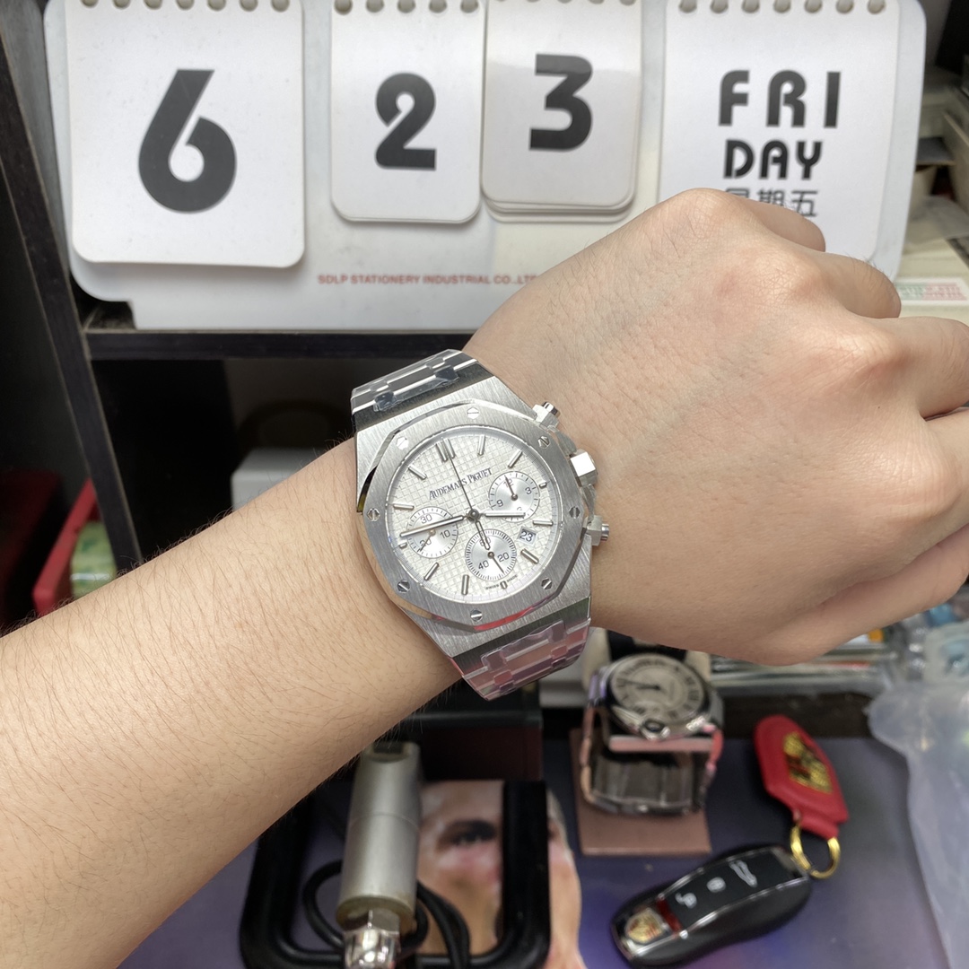 Audemars Piguet Royal Oak Series 26331, Stainless Steel Case, White Dial, Steel Bracelet, 41mm Size.
