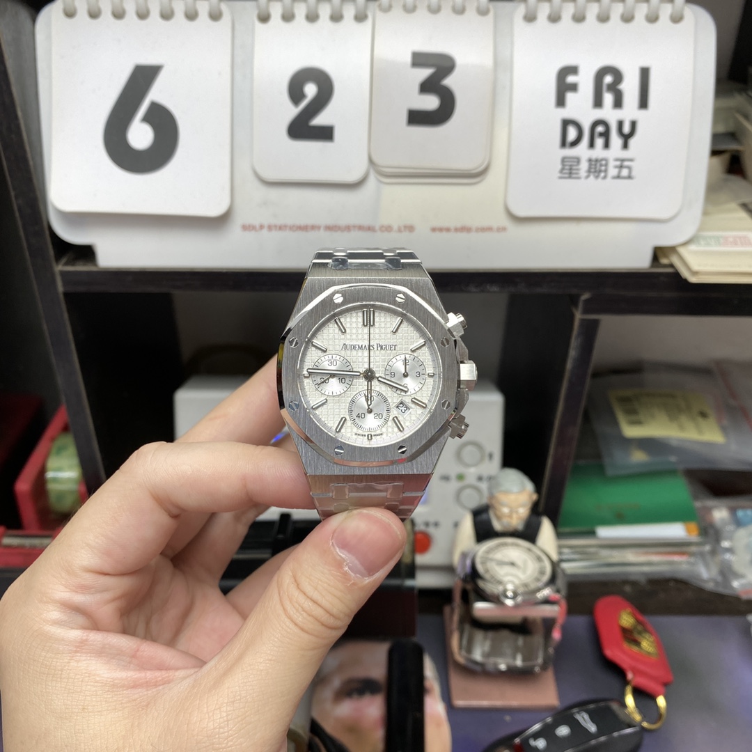 Audemars Piguet Royal Oak Series 26331, Stainless Steel Case, White Dial, Steel Bracelet, 41mm Size.