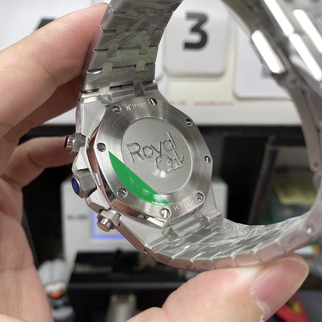 Audemars Piguet Royal Oak Series 26331, Stainless Steel Case, White Dial, Steel Bracelet, 41mm Size.