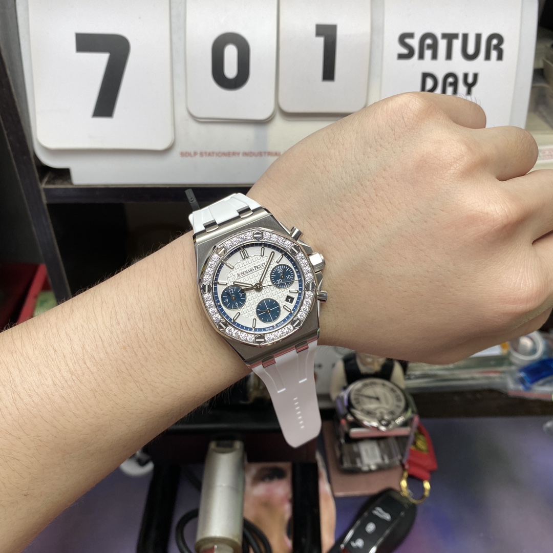 Audemars Piguet Royal Oak Offshore Series 26231ST.ZZ.D010CA.01, Silver Panda Dial, 37mm size.