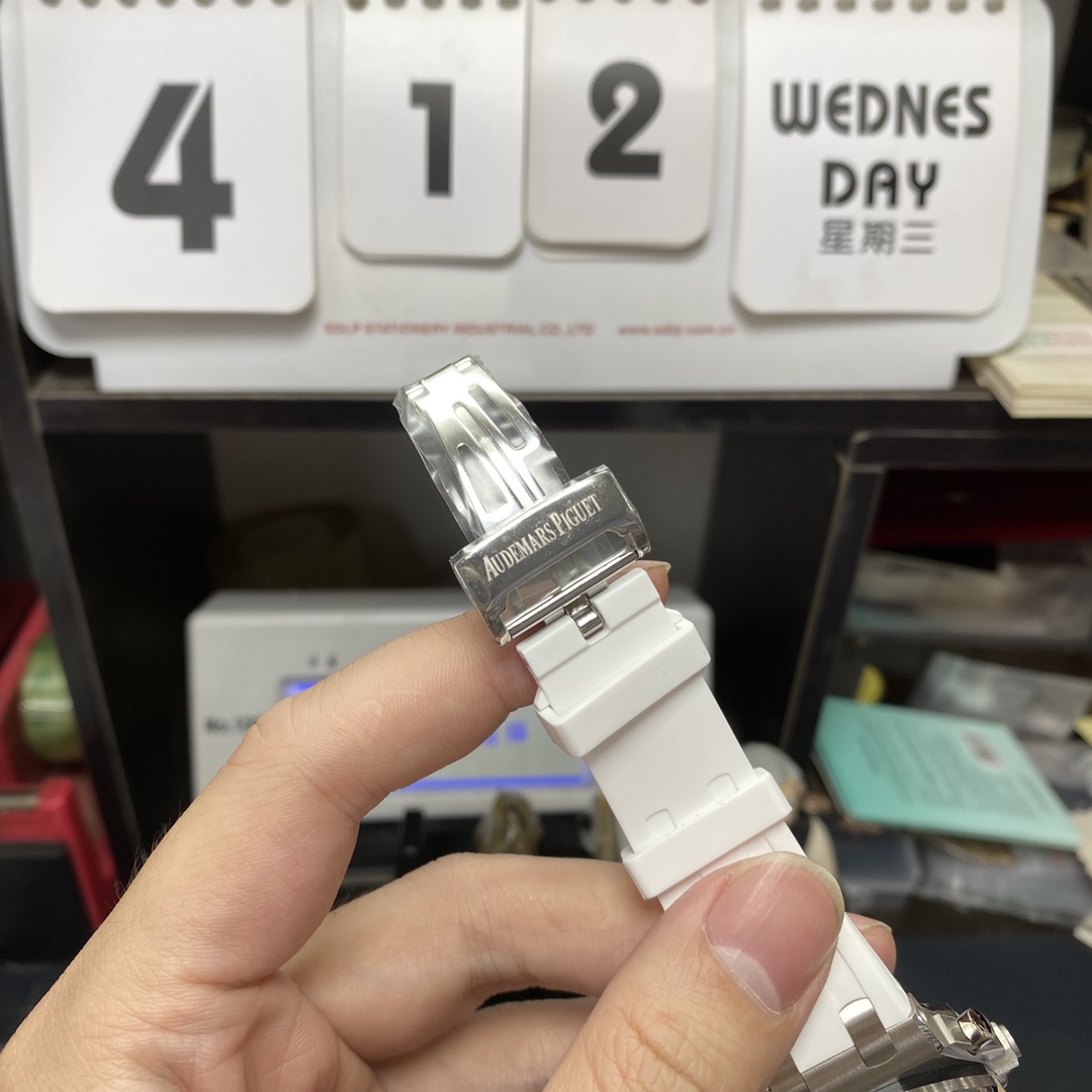 Audemars Piguet Royal Oak Offshore Series 26231ST.ZZ.D010CA.01, Silver Panda Dial, 37mm size.