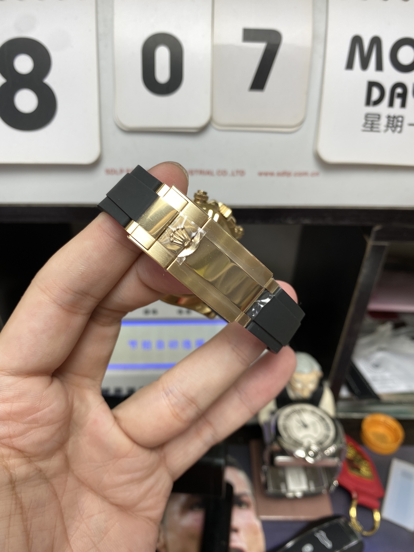 Rolex Cosmograph Daytona Series 116518LN-0040, gold case gold dial and rubber strap, 40mm size.