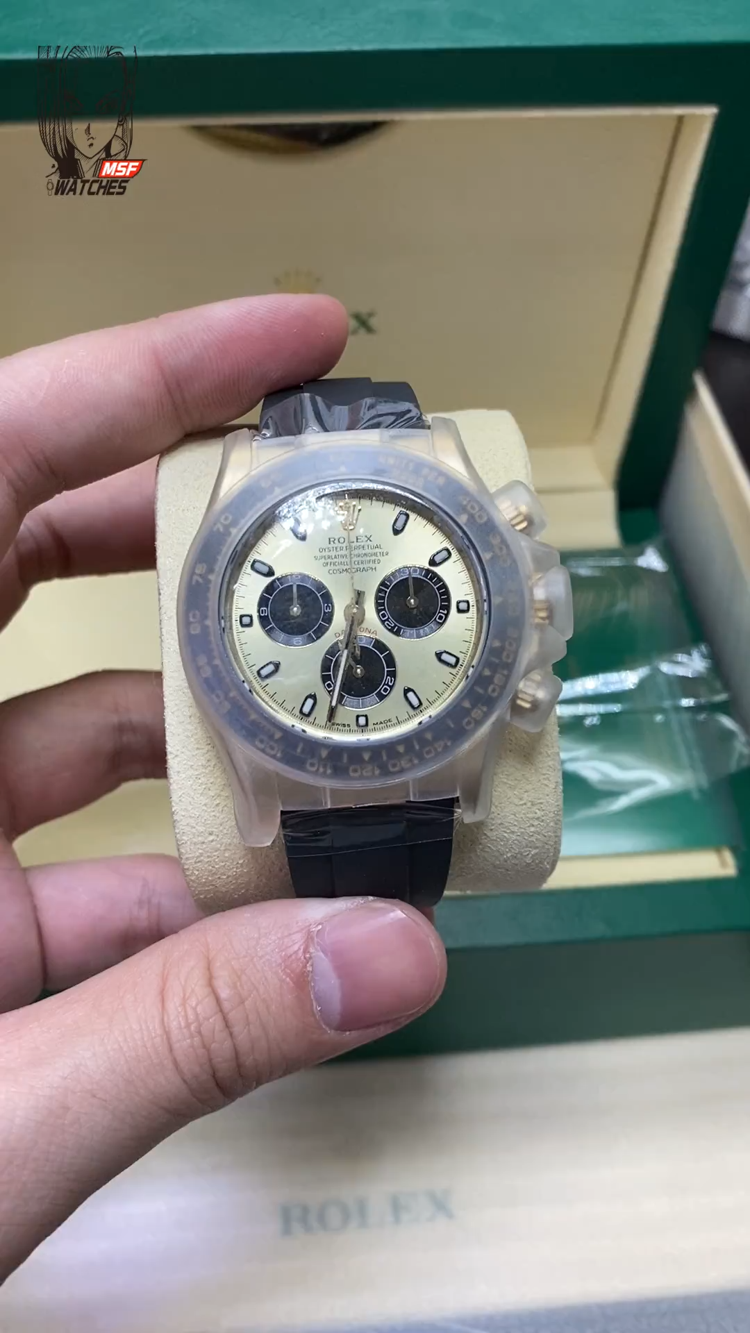 Rolex Cosmograph Daytona Series 116518LN-0040, gold case gold dial and rubber strap, 40mm size.