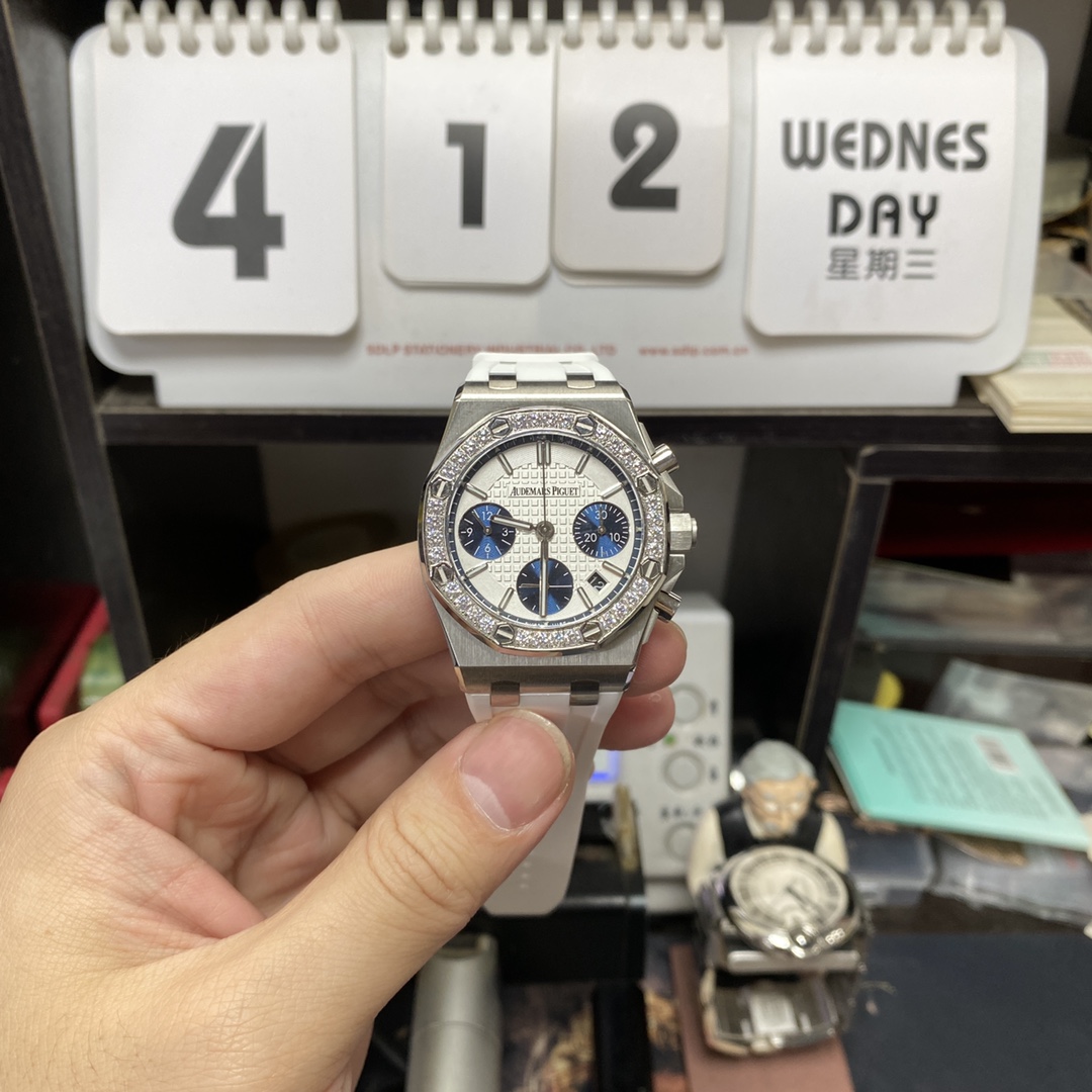 Audemars Piguet Royal Oak Offshore Series 26231ST.ZZ.D010CA.01, Silver Panda Dial, 37mm size.