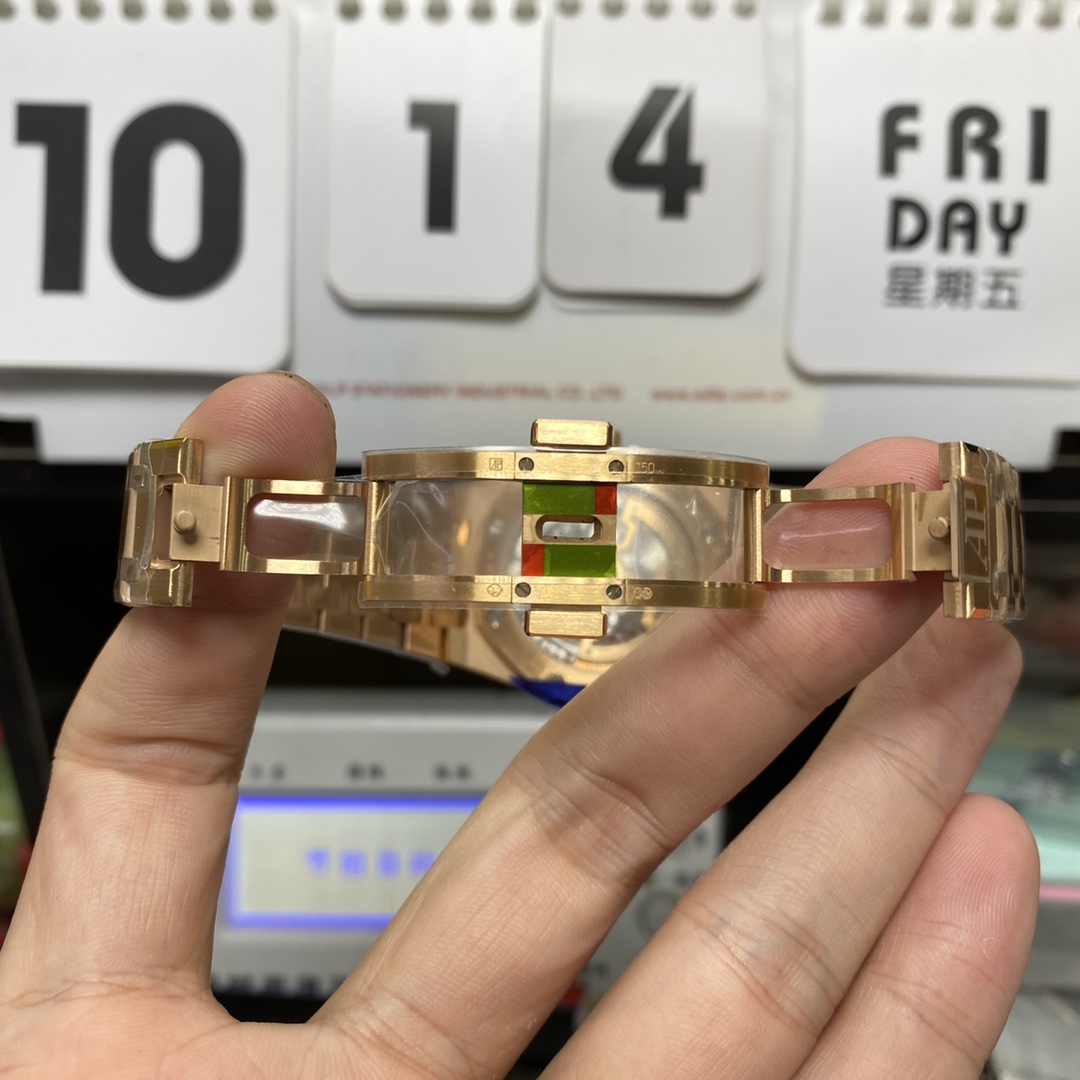 Audemars Piguet Royal Oak Offshore Series 15202OR.OO.1240OR.01, Blue Dial with Rose Gold Case, 39mm Size.