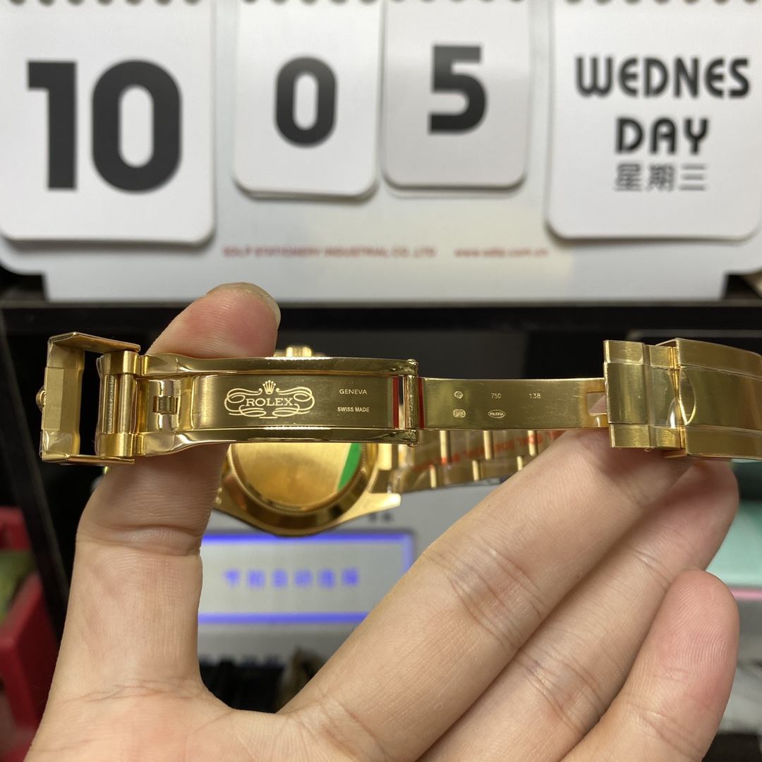 Rolex Cosmograph Daytona series m116508-0013, gold case green dial, 40mm size.