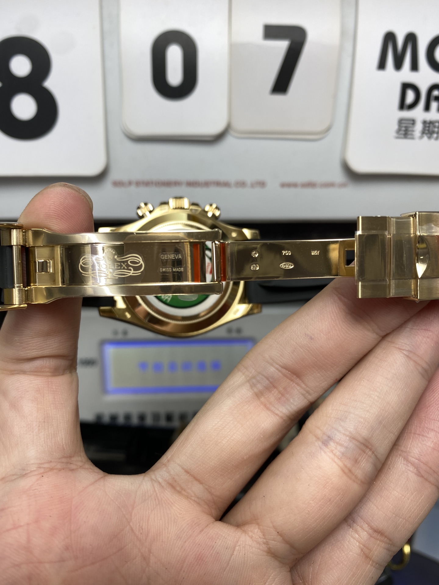 Rolex Cosmograph Daytona Series 116518LN-0040, gold case gold dial and rubber strap, 40mm size.