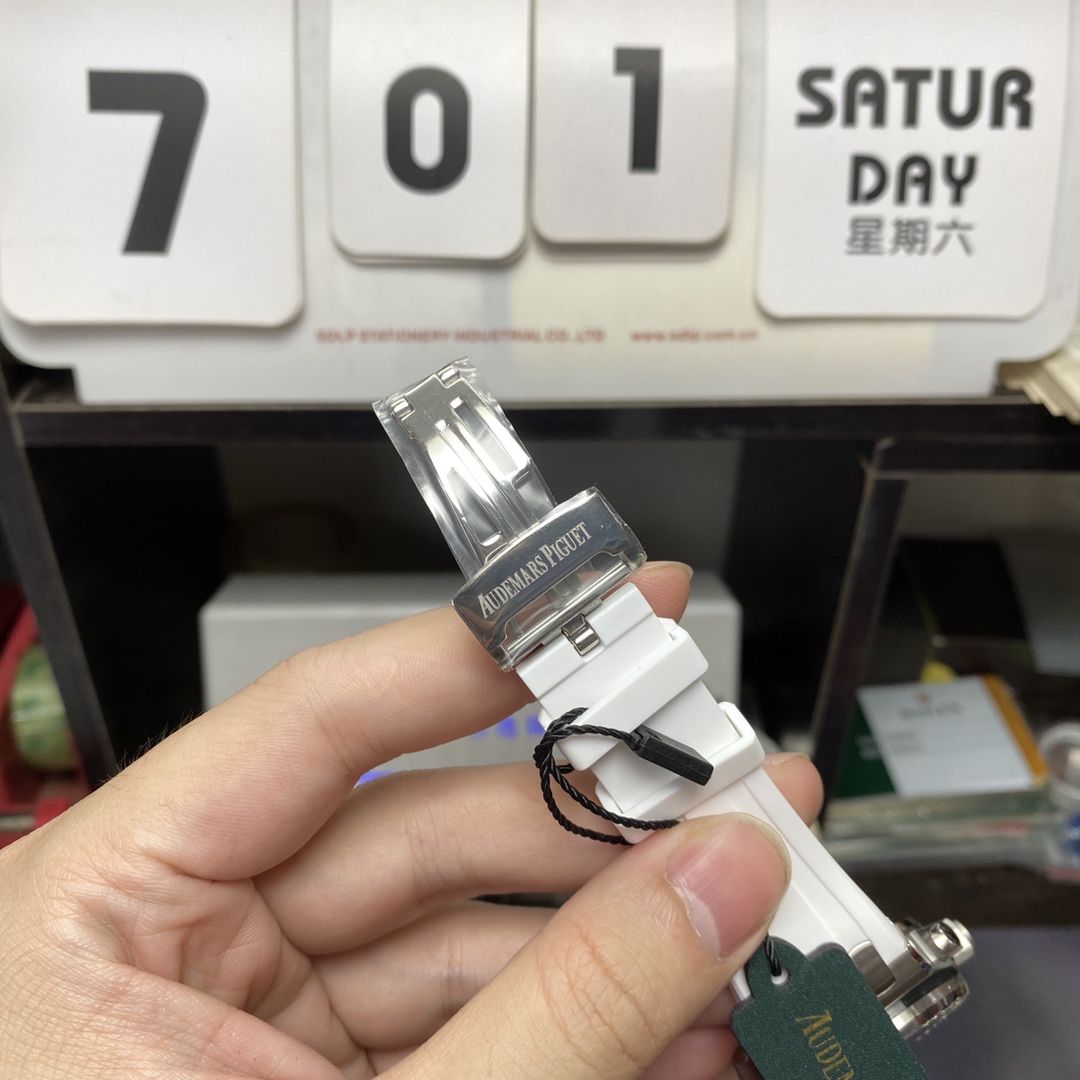 Audemars Piguet Royal Oak Offshore Series 26231ST.ZZ.D010CA.01, Silver Panda Dial, 37mm size.