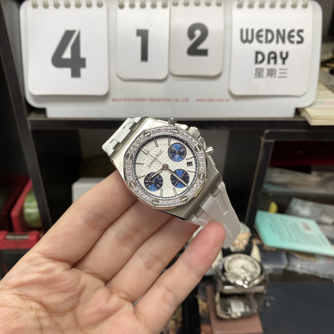 Audemars Piguet Royal Oak Offshore Series 26231ST.ZZ.D010CA.01, Silver Panda Dial, 37mm size.