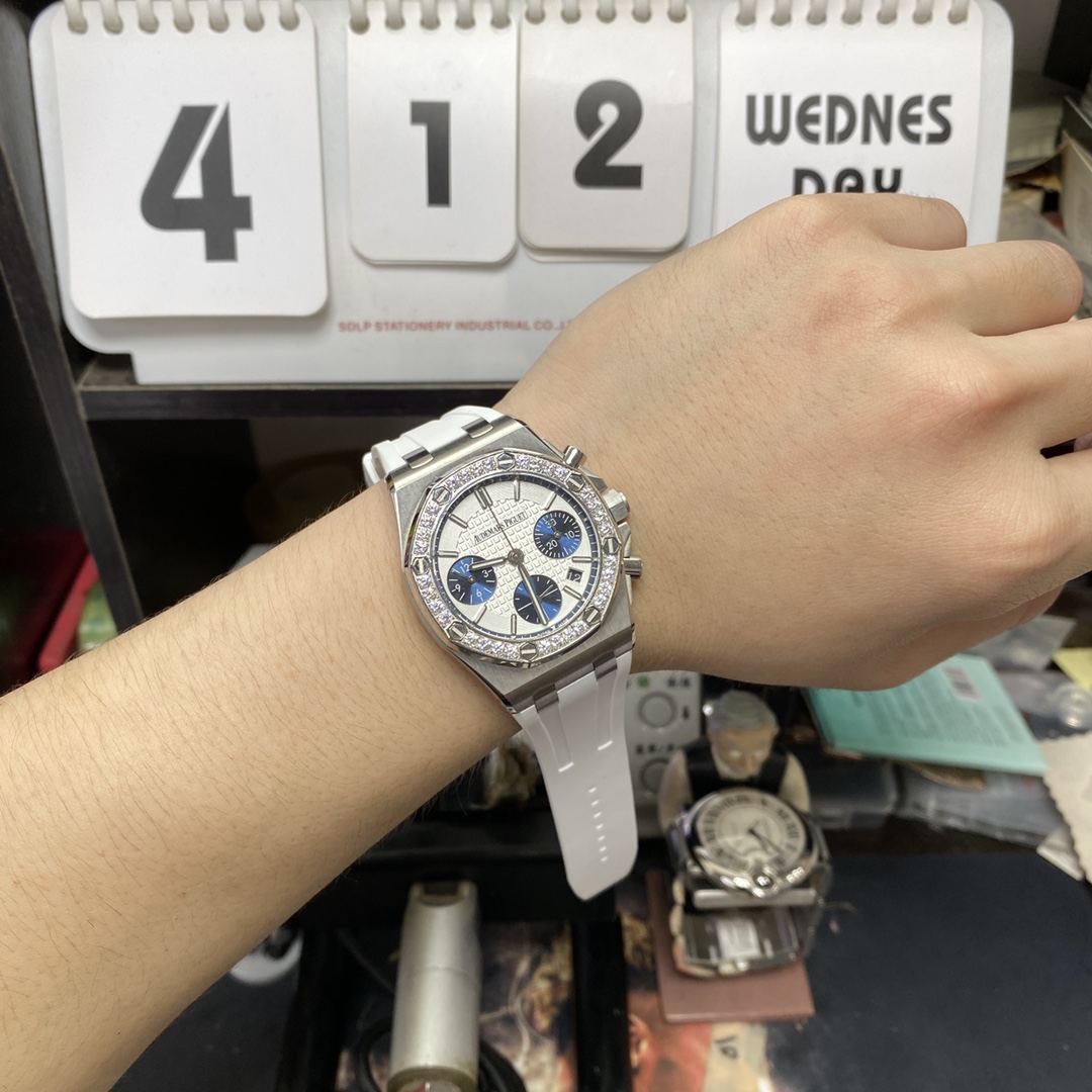 Audemars Piguet Royal Oak Offshore Series 26231ST.ZZ.D010CA.01, Silver Panda Dial, 37mm size.