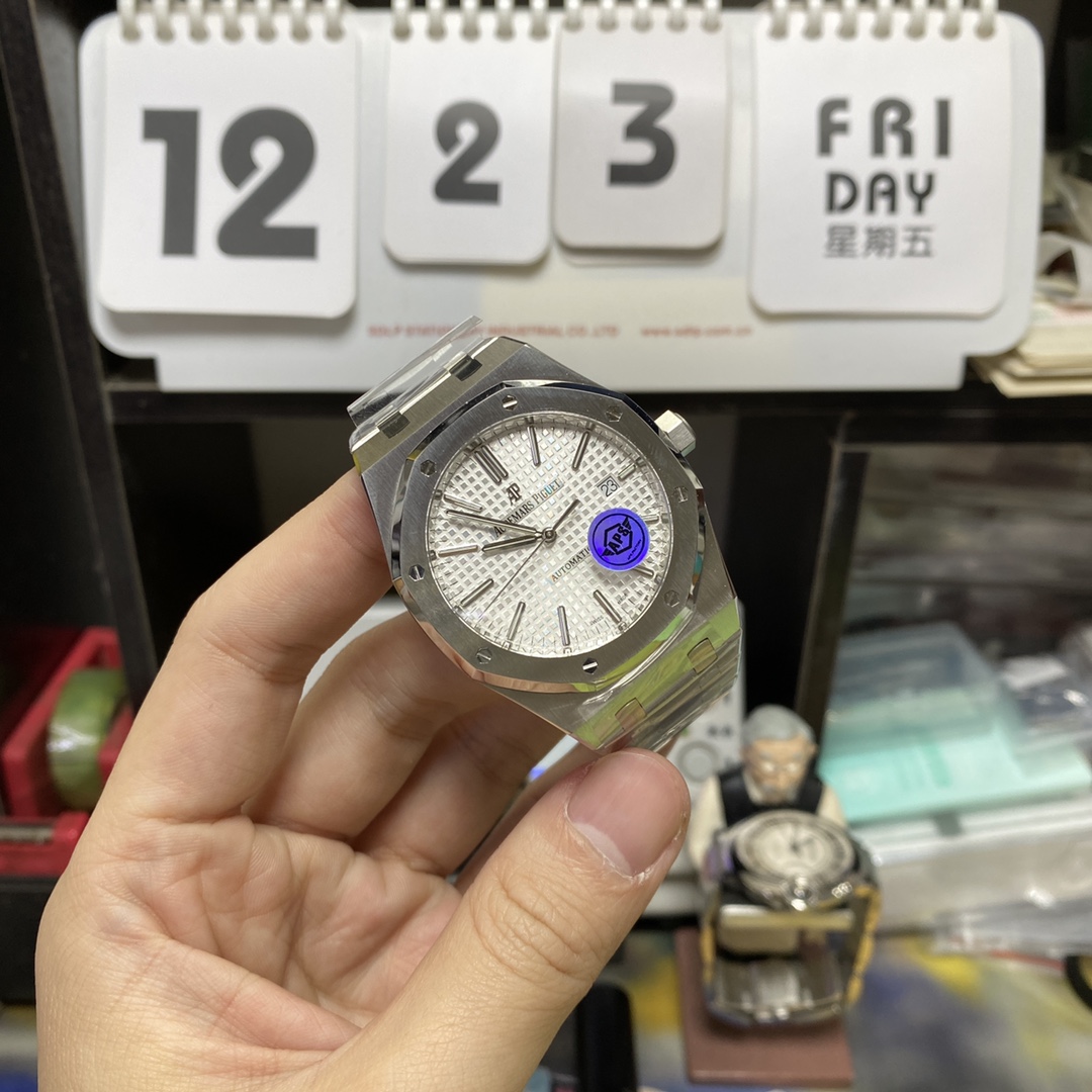 Audemars Piguet Royal Oak Offshore Series 15400ST.OO.1220ST.02, White Dial with Stainless Steel Bracelet, 41mm Size.