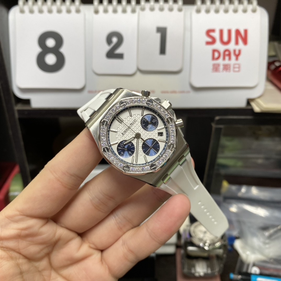 Audemars Piguet Royal Oak Offshore Series 26231ST.ZZ.D010CA.01, Silver Panda Dial, 37mm size.