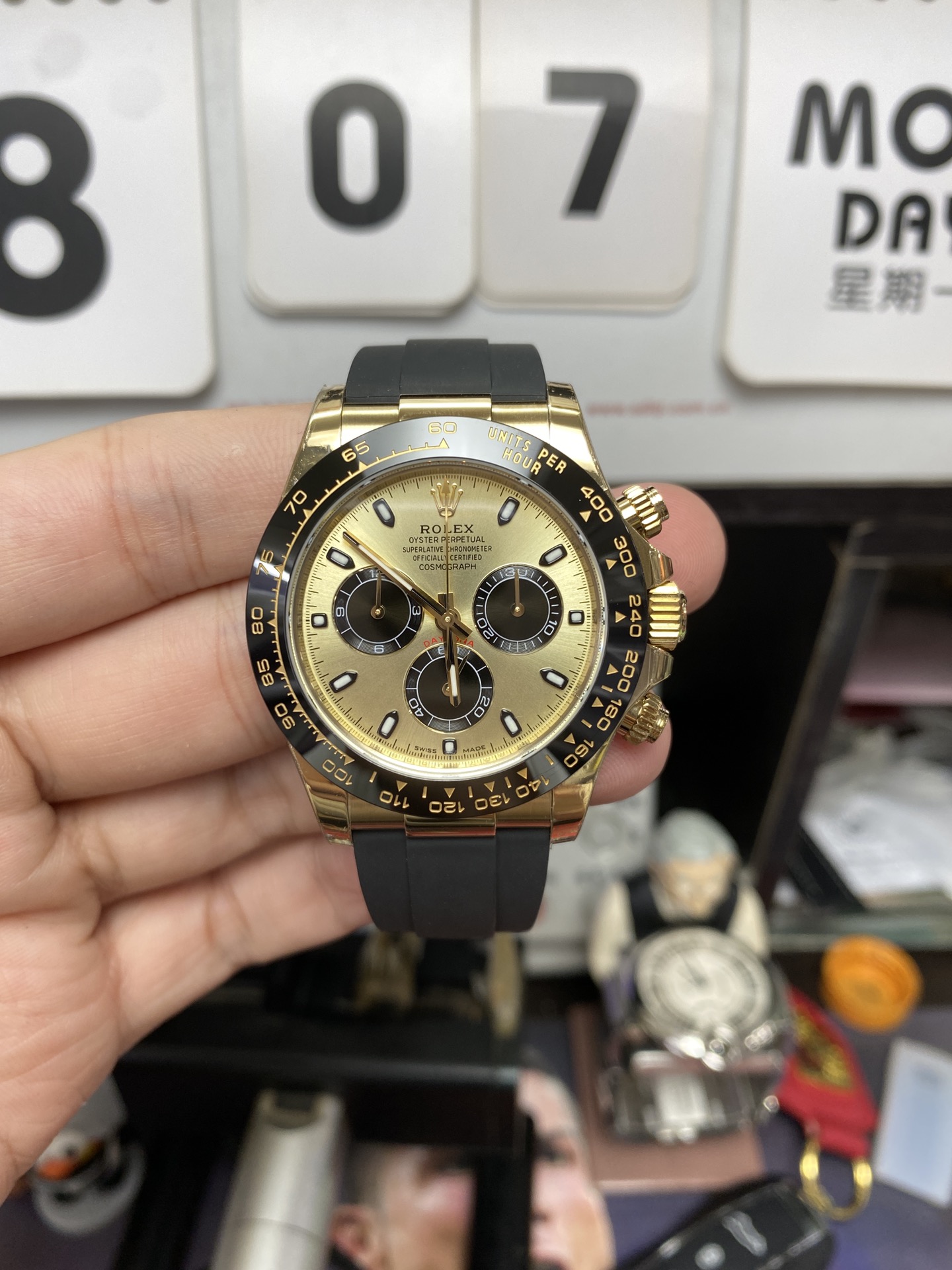 Rolex Cosmograph Daytona Series 116518LN-0040, gold case gold dial and rubber strap, 40mm size.