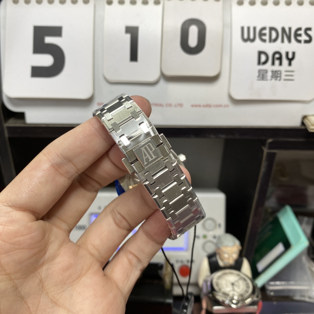 Audemars Piguet Royal Oak Offshore Series 15202ST.OO.1240ST.01, Blue Dial, 39mm Size.