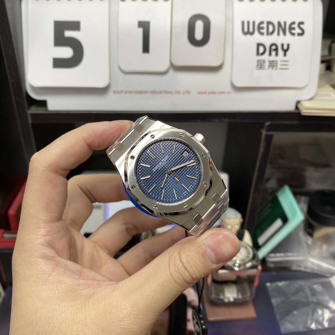 Audemars Piguet Royal Oak Offshore Series 15202ST.OO.1240ST.01, Blue Dial, 39mm Size.