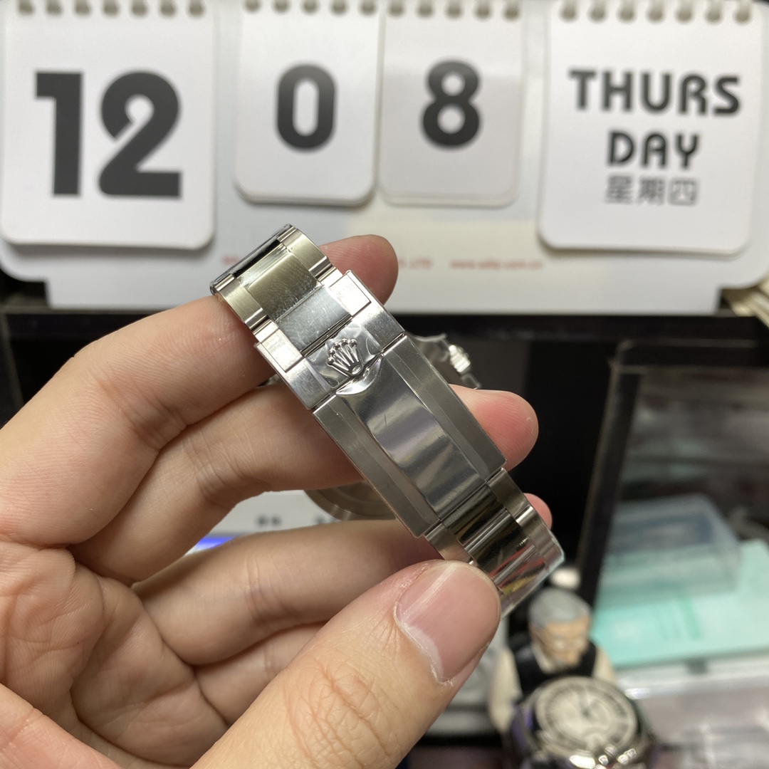 Rolex GMT-Master II series m126710blro-0002, Pepsi bezel features a five-link Jubilee bracelet a red and blue ceramic bezel a black dial and a red GMT hand, 40mm size.