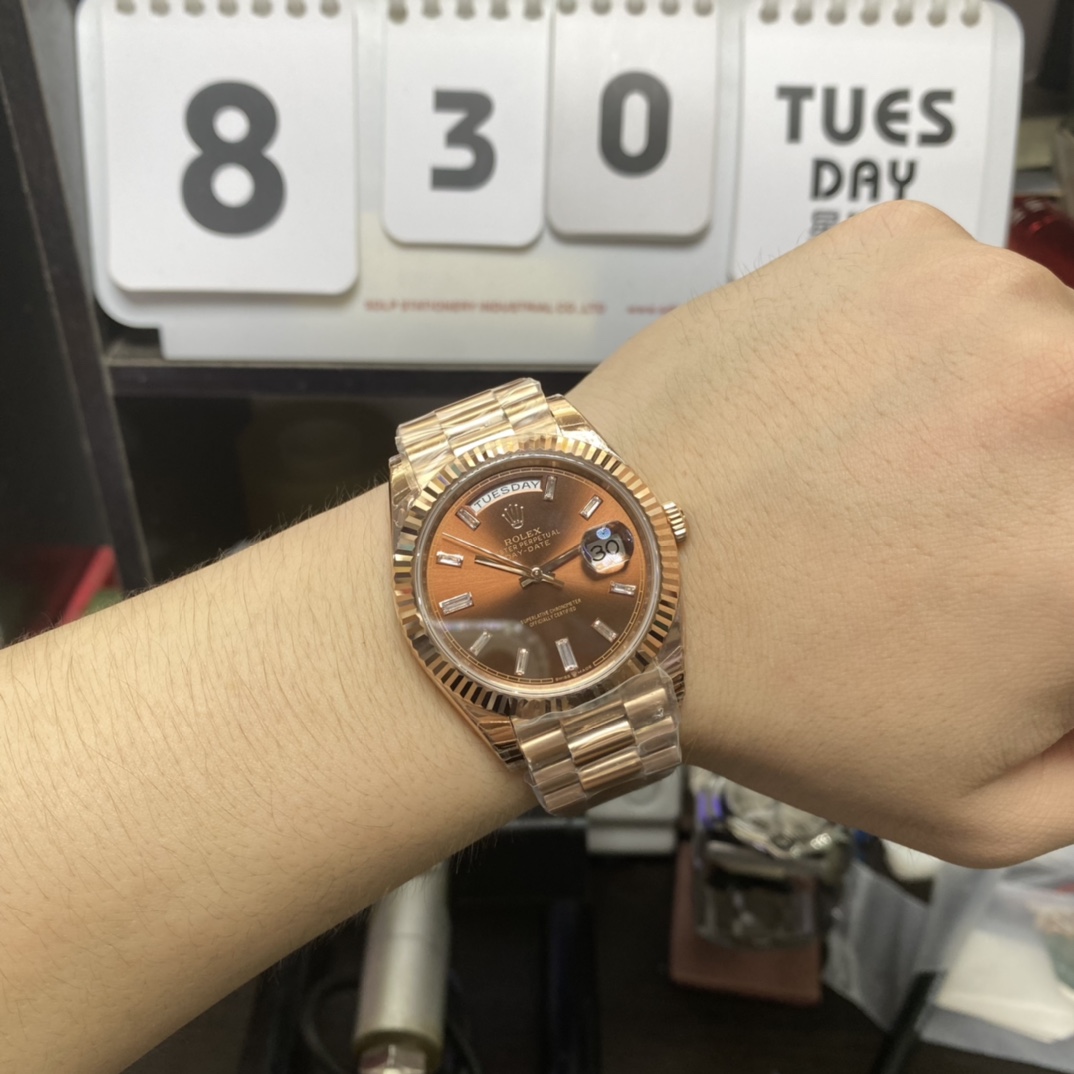 Rolex Day-Date Series m228235-0003, Full Everose Gold Case Gradient Brown Dial, Instantaneous Day and Date Functions, 40mm Size.