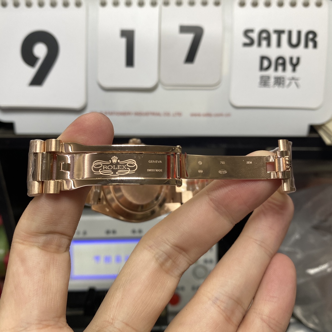 Rolex Day-Date Series m228235-0003, Full Everose Gold Case Gradient Brown Dial, Instantaneous Day and Date Functions, 40mm Size.