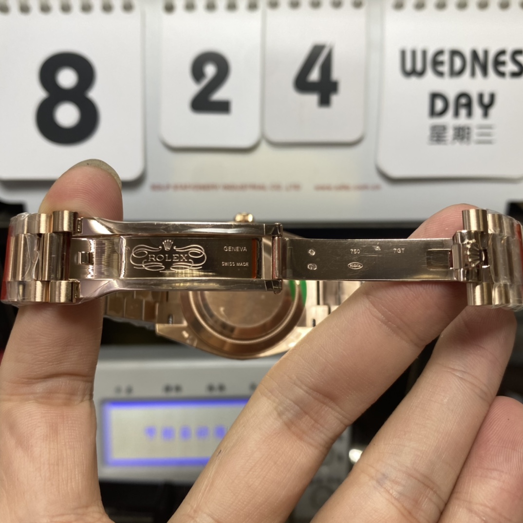 Rolex Day-Date Series m228235-0003, Full Everose Gold Case Gradient Brown Dial, Instantaneous Day and Date Functions, 40mm Size.