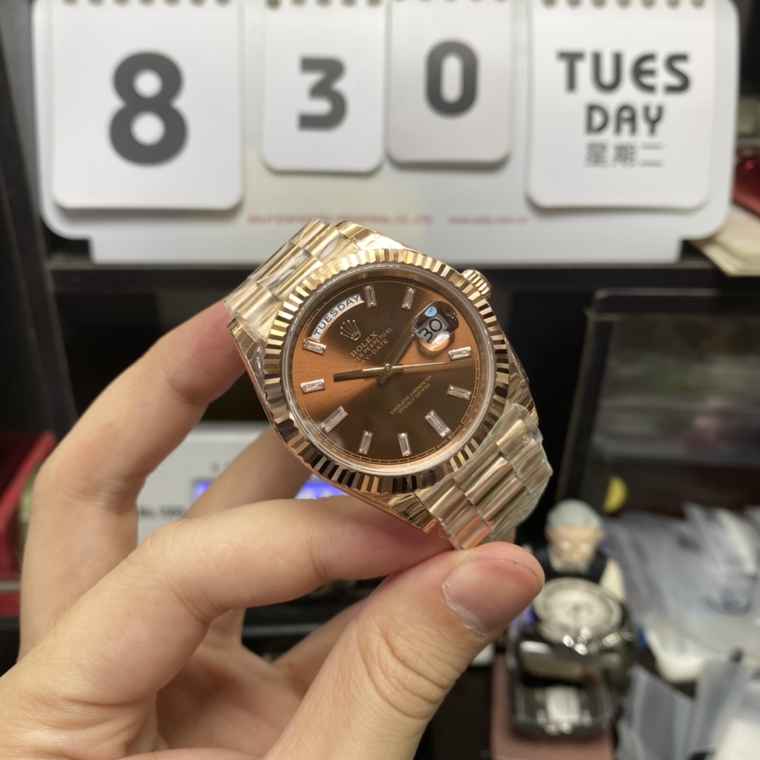 Rolex Day-Date Series m228235-0003, Full Everose Gold Case Gradient Brown Dial, Instantaneous Day and Date Functions, 40mm Size.