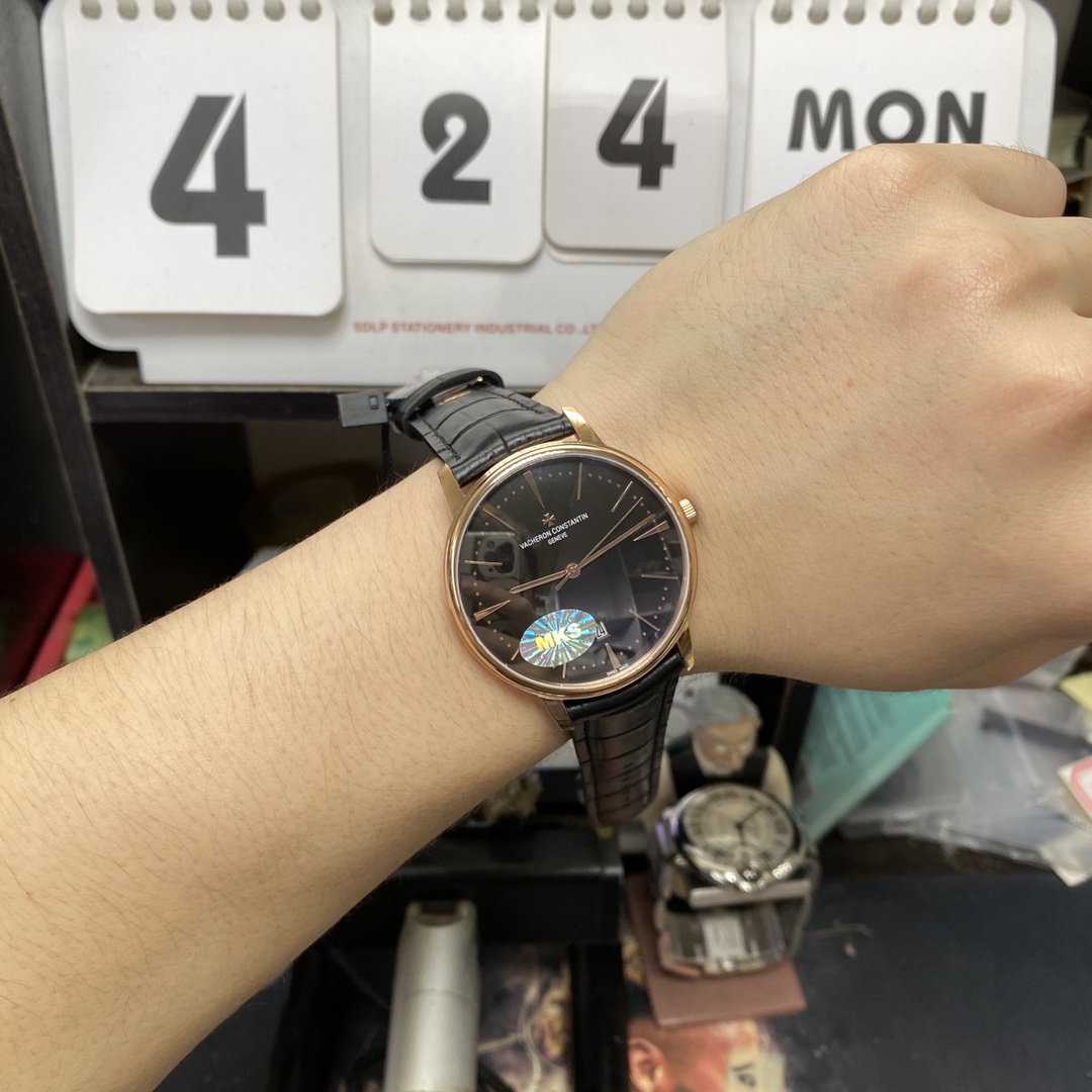 Vacheron Constantin Heritage Collection series 81180000R-9283, Black Dial Rose Gold Case Same Model as High Qiqiang, 40mm size.