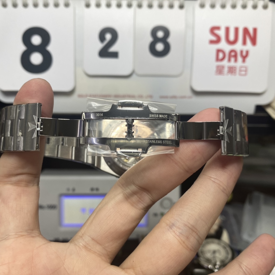 Vacheron Constantin Overseas series 4300V120G-B945, Blue Dial with Steel Bracelet, 41.5mm Size.