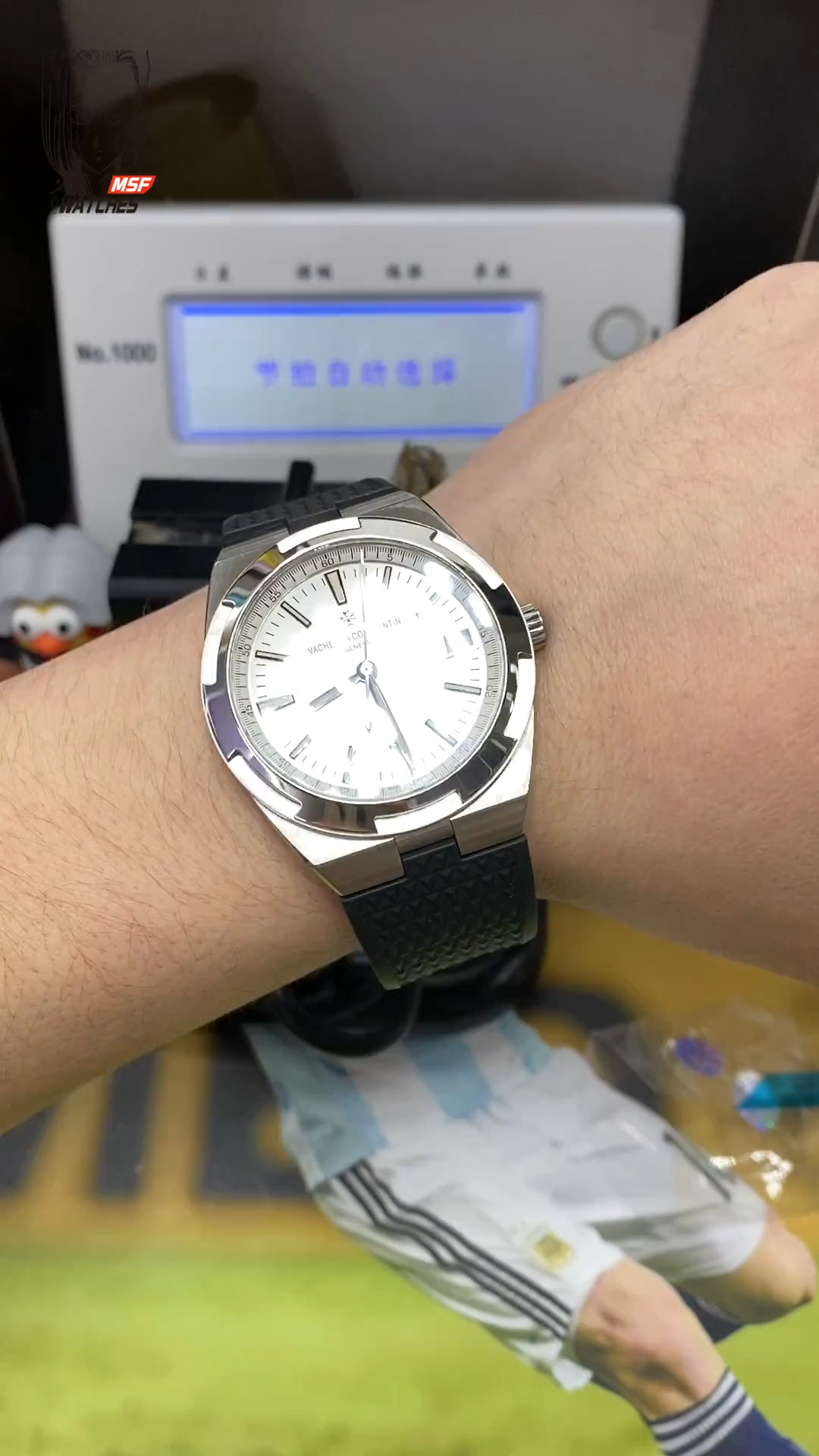 Vacheron Constantin Overseas Series 4500V110A-B126, White Dial with Rubber Strap Sunburst Textured Dial, 41mm Size.