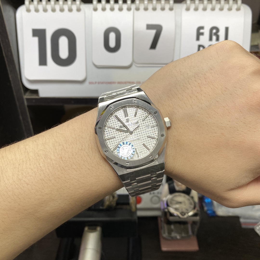 Audemars Piguet Royal Oak Offshore Series 15400ST.OO.1220ST.02, White Dial with Stainless Steel Bracelet, 41mm Size.