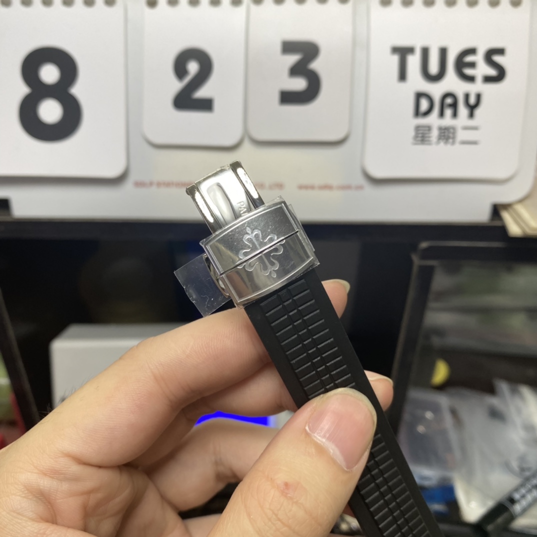 Patek Philippe Aquanaut Series 5167A-001, Black Dial Steel Case Black Rubber Strap, 40mm Size.